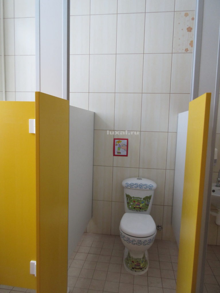 безопасные детские туалетные кабинки в детском саду